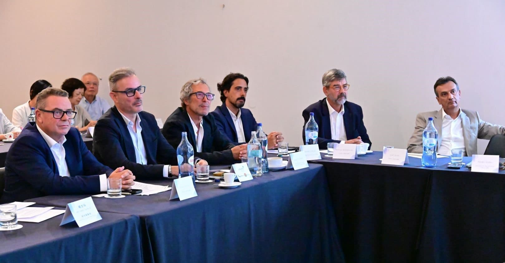 交流會議狀況。左1為UrHome集團執行長Bobby O Reilly、左2為Barreiro市副市長Rui Braga、左3為Sines市代表Mario Teixeira。（新竹縣政府提供）