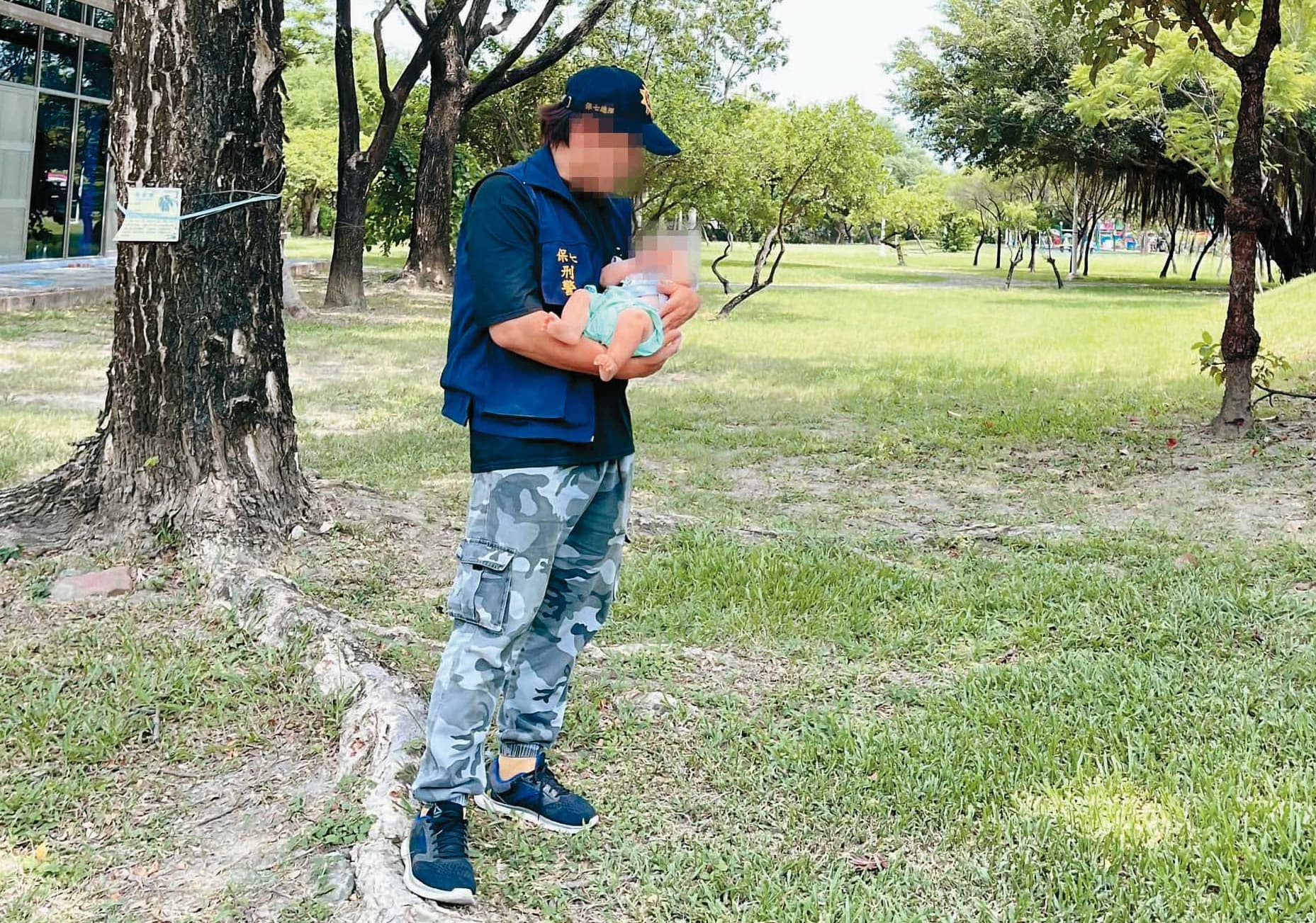 小姐控訴，擔任警察的丈夫（圖）因需照顧家庭而想請育嬰假，卻遭長官刁難。（翻攝臉書）