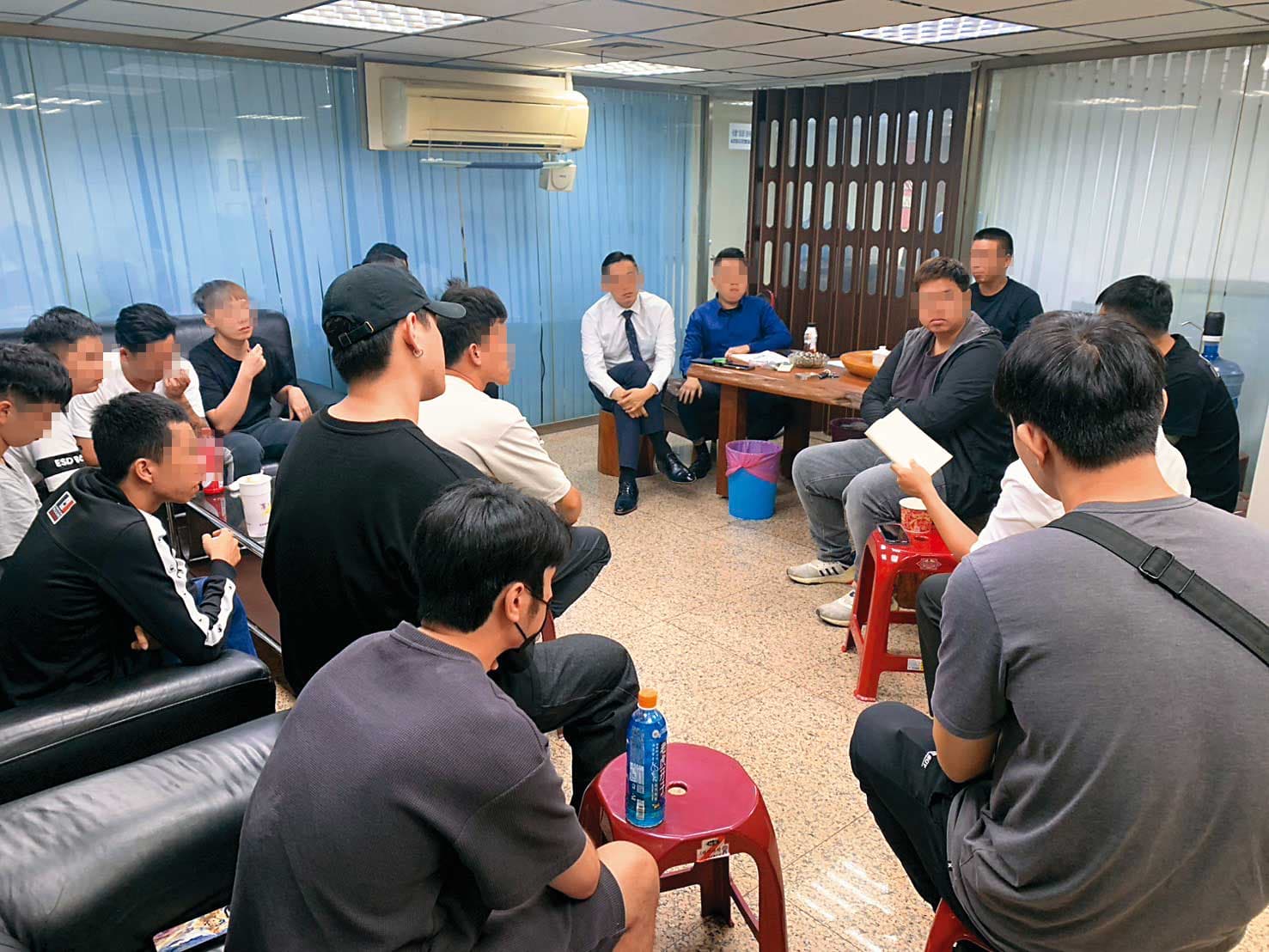 知名徵信高雄分部員工眾多，大家定期開會、分享心得。（讀者提供）