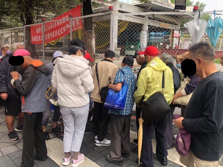 網友透露，家人在龍山寺附近直擊有數名年輕人主導「買賣個資」的攤位。（Threads@1234jjjjjmy.222授權提供）