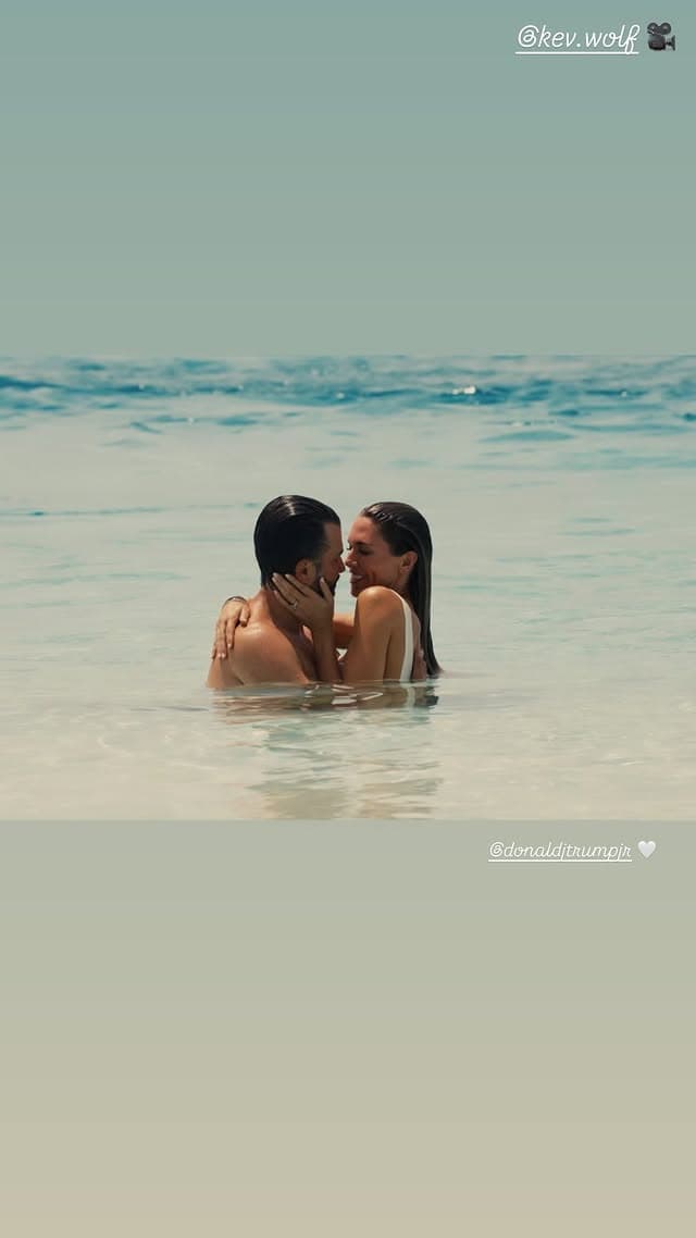 貝蒂娜與小唐納在巴哈馬海邊戲水放閃。（翻攝bettinatrump IG）