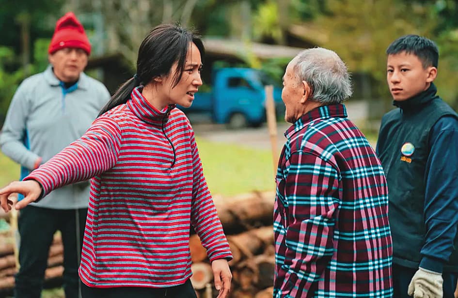 小薰（左2）過去為演出《哈勇家》增重7公斤，這些與部落有關的工作，都讓她更在意自己的根。（華映娛樂提供）