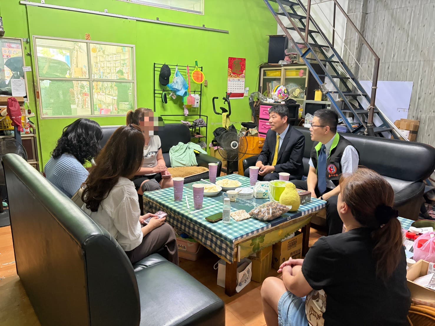 台中地檢署檢察長洪家原(中)親自率隊前往因犯罪被害事件失去至親的馨生家庭進行慰問。(台中犯保提供)