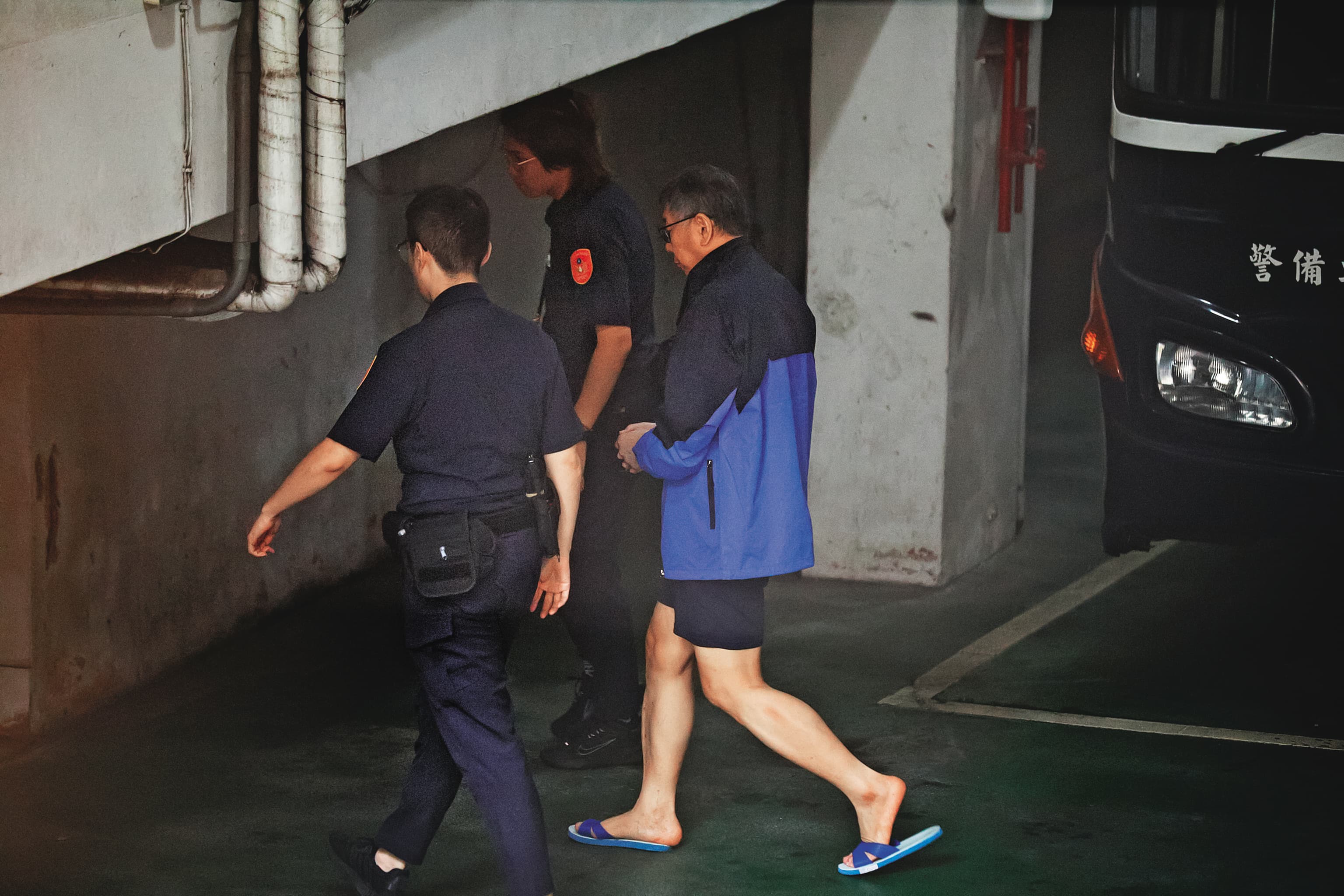 柯文哲（右）涉京華城及侵占政治獻金罪證一一曝光，不僅總統夢碎，也可能遭續押。