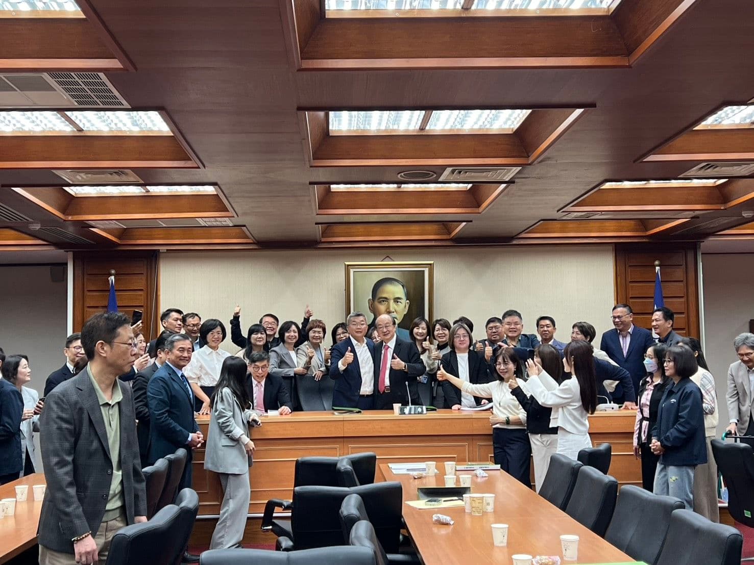 民進黨團幹部改選後眾人合影。（翻攝自林俊憲臉書）
