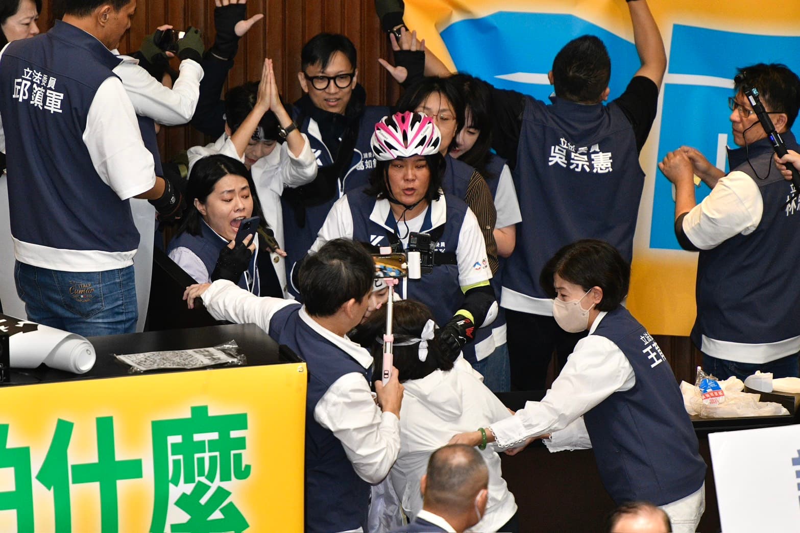 邱若華（陳玉珍左方持手機者）被控只會順從黨意不顧民意，去年國會改革修法期間也曾和綠委上演肉搏戰。（本刊資料照）