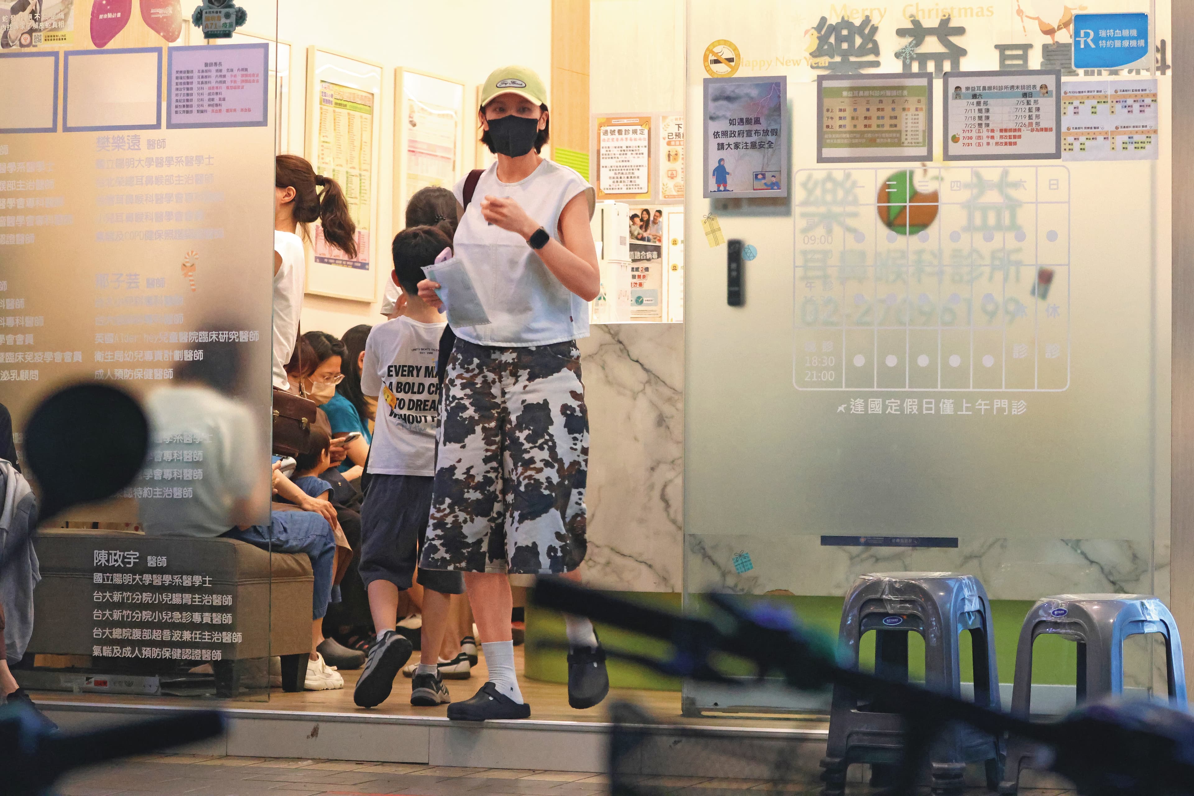 7/8，19：22，因之前一度面臨失聲危機，曾沛慈乖乖到診所看診治療，結束後拿著藥袋離開。
