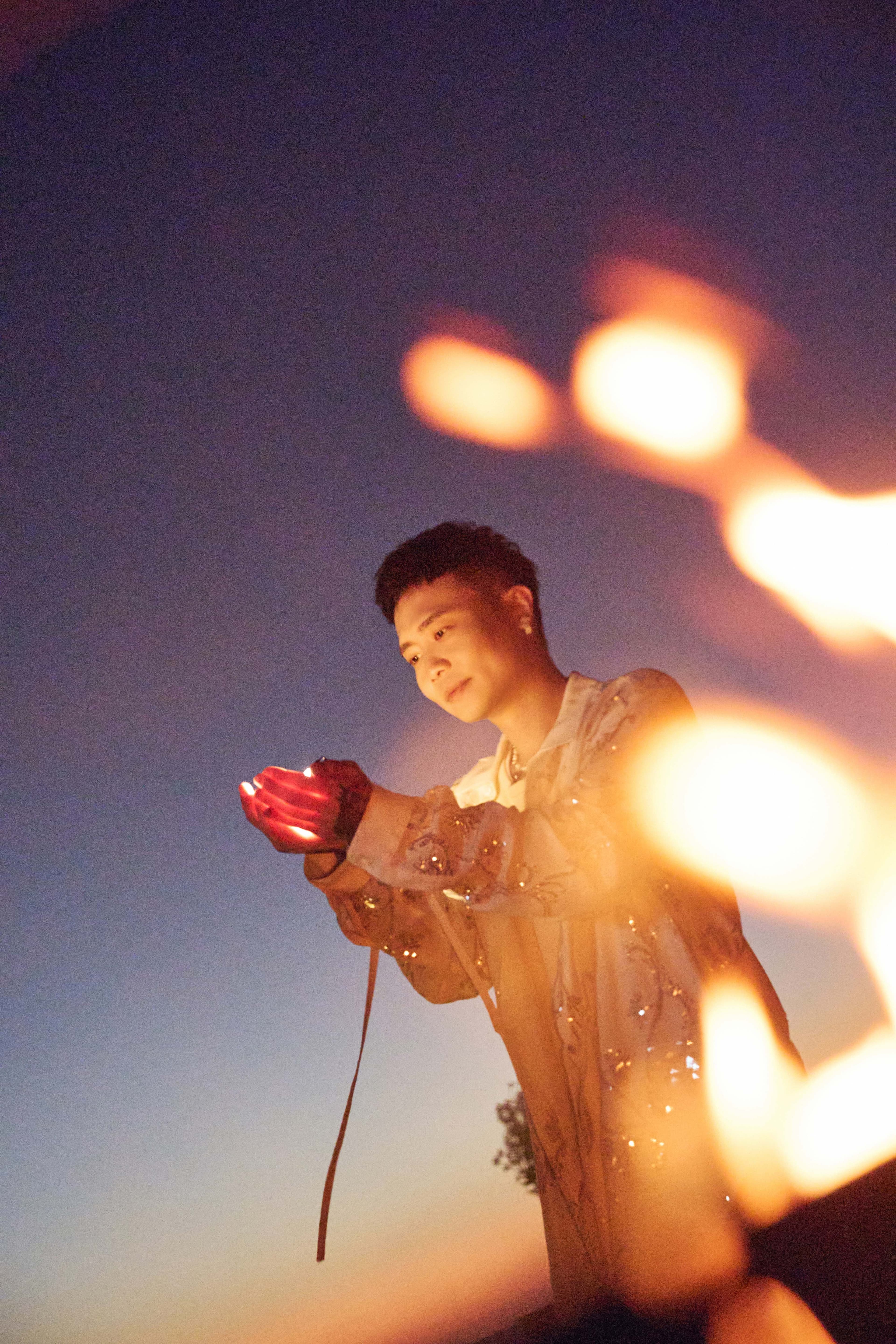 蕭秉治新歌〈頻率〉是Line TV影集《向流星許願的我們》片頭曲。（相信音樂提供）