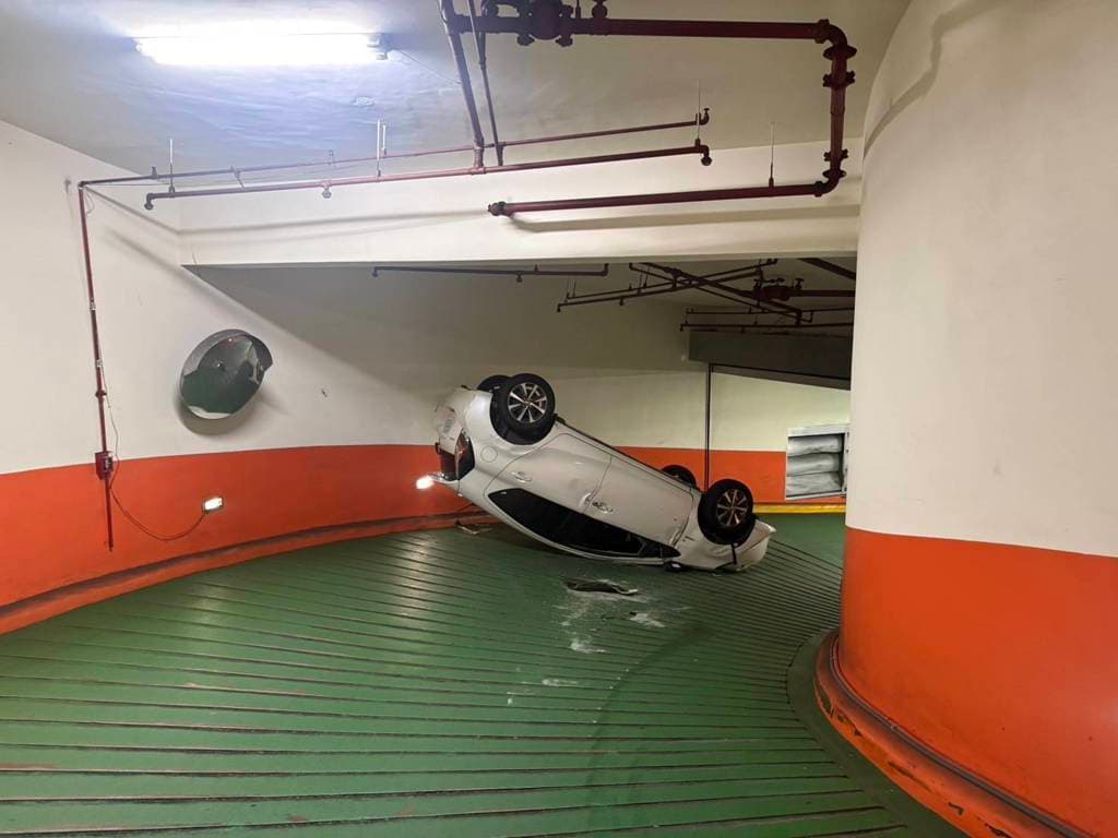 撞牆＋翻滾！桃園地下停車場爆驚險事故。（翻攝畫面）