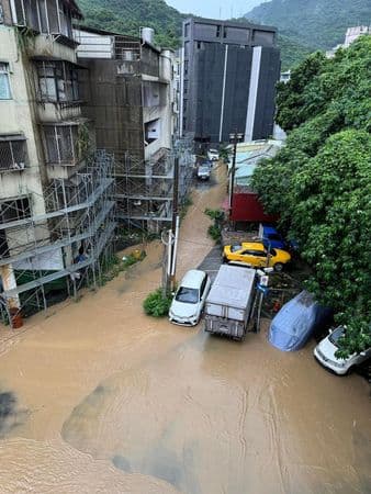 由於大雨下得又急又大，傳出北市信義區淹水災情。（翻攝自記者爆料網）