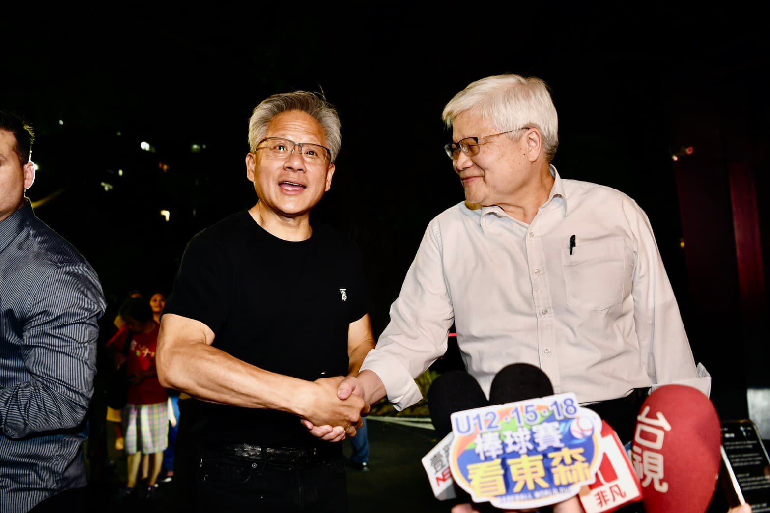 黃仁勳今將搭私人專機來台，首站到台南台積電參訪3奈米廠，預計明將在台積電運動會和魏哲家同台。圖為今年8月黃、魏在台北餐敘。（鏡報李智為）