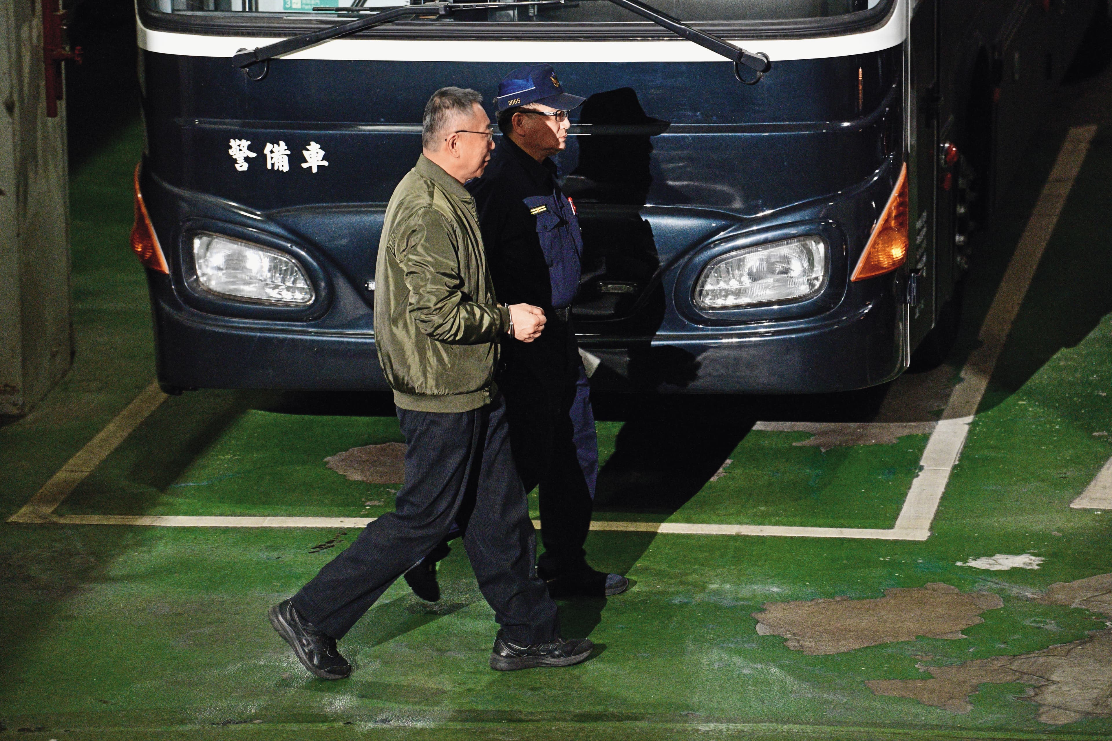 柯文哲（左）預計在3月20日出庭受審。