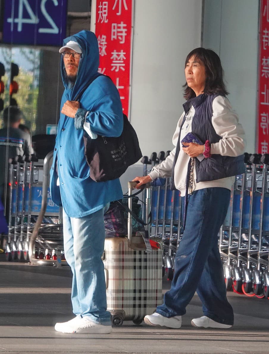 12月11日15：21，張菲和慧姐拖著行李在接機處等司機開車來。