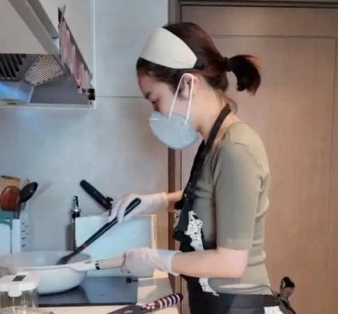 正妹離職改當煮菜婦，3菜1湯月賺8萬元。（翻攝自微博）