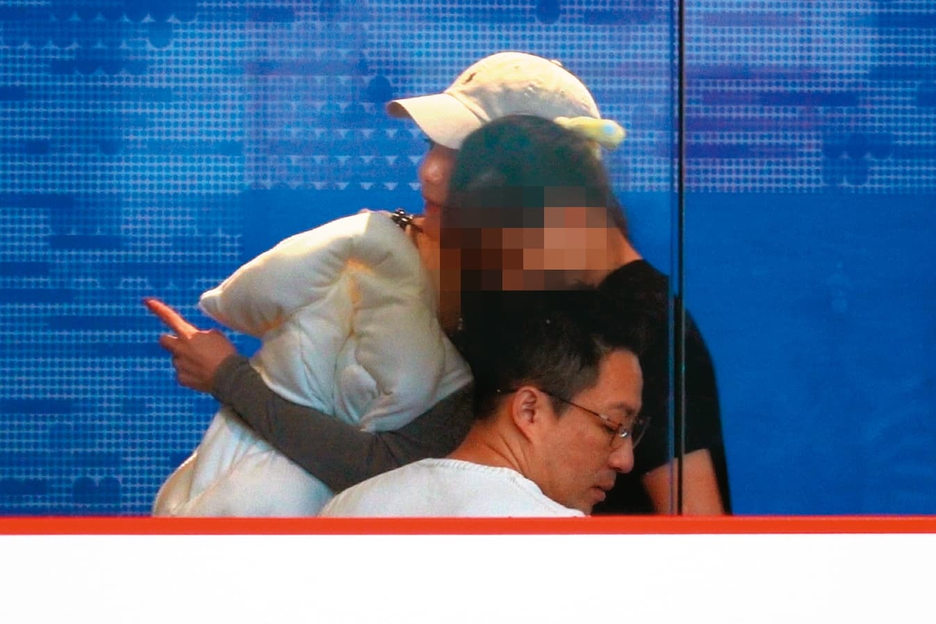 14：17 小玥兒與Mandy的感情看來相當不錯，互動也融洽。