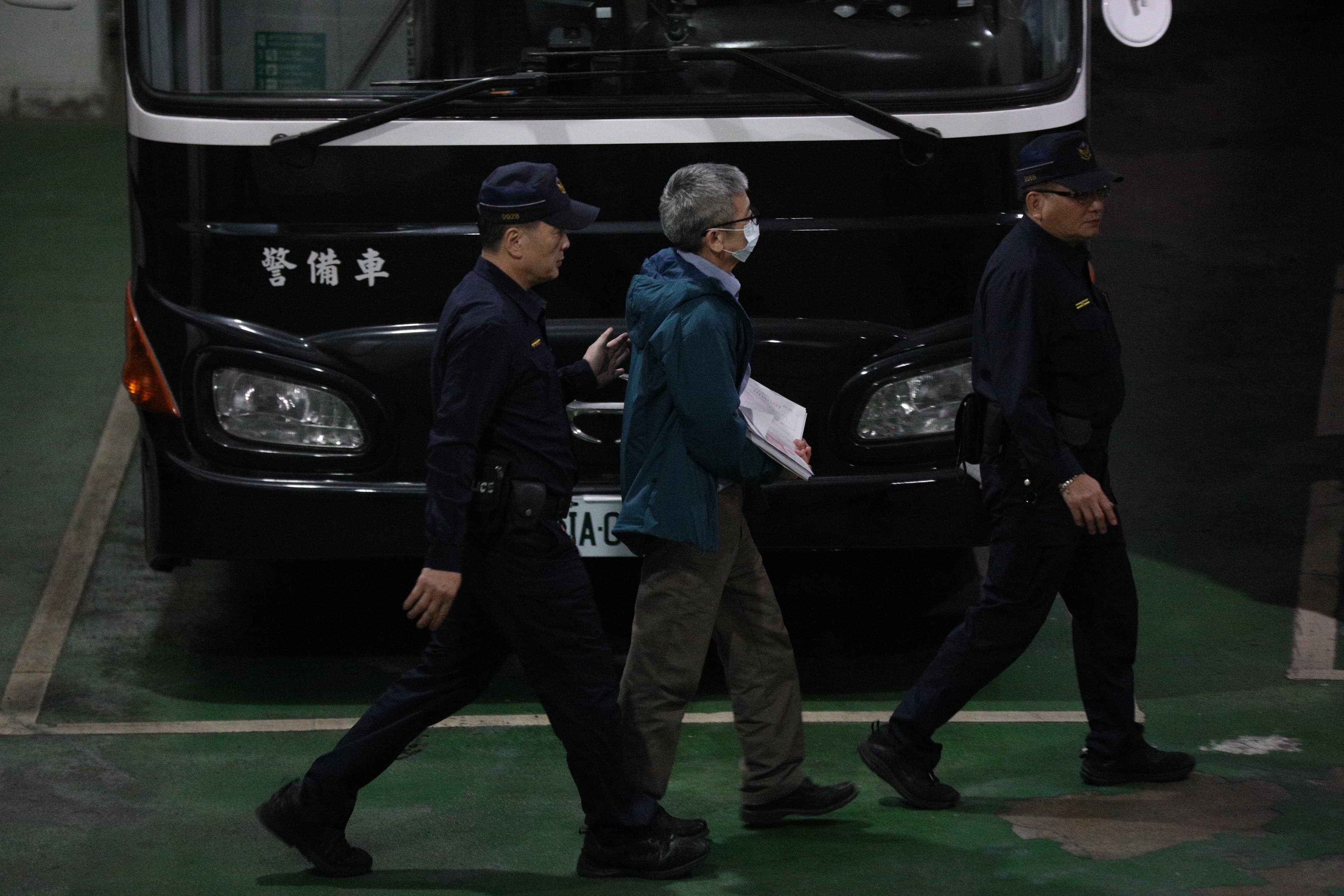 2日晚間李文宗（中）遭裁定羈押禁見後，步向警備車，前往台北看守所。