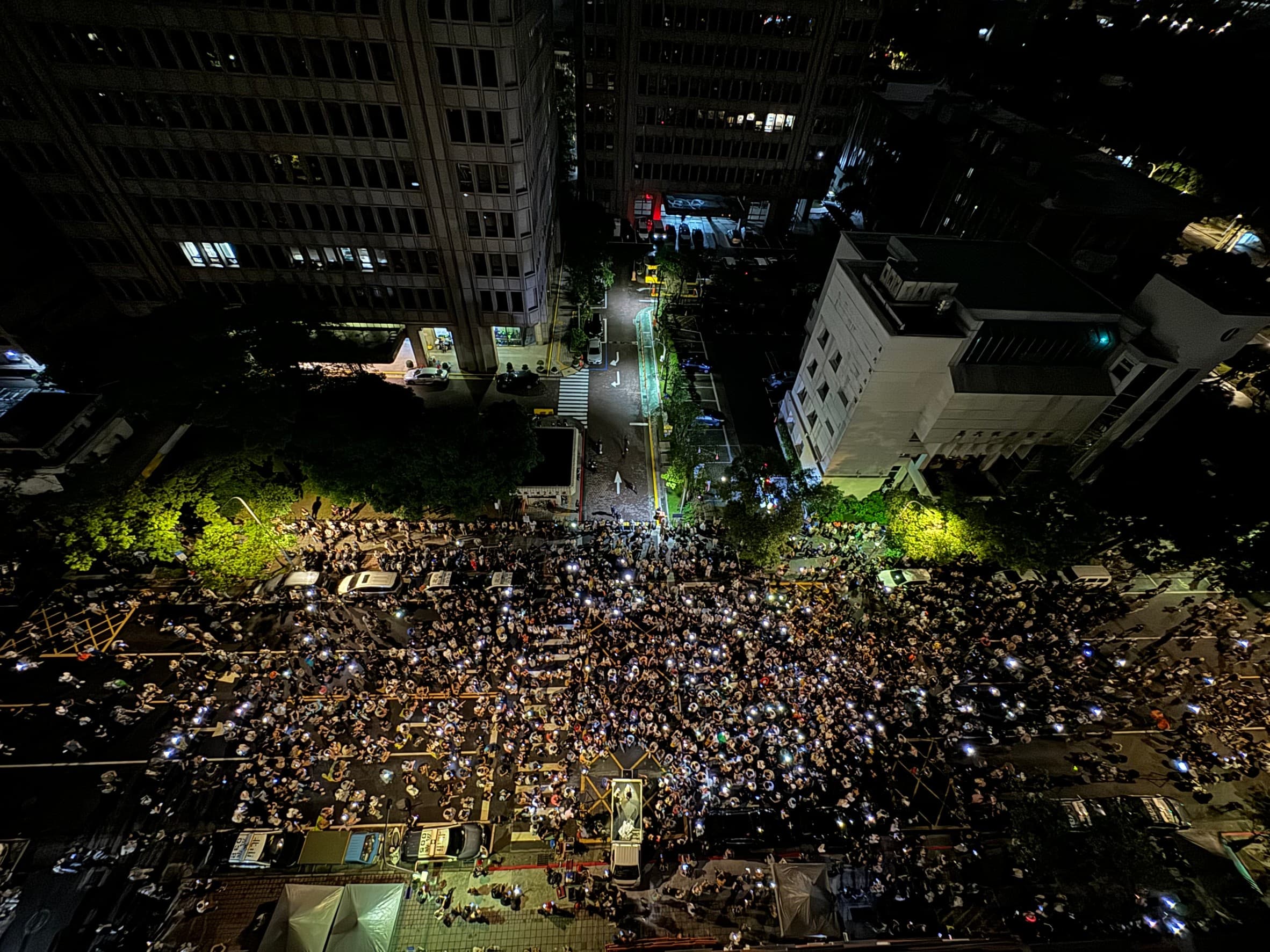 為了抗議國會改革法案，今立法院外聚集大批民眾上看萬人，濟南路上人潮滿滿。
