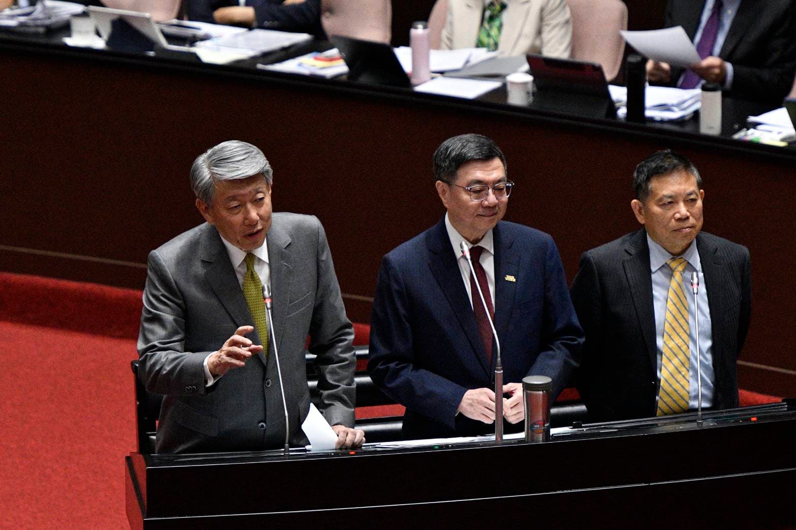郭智輝（左）今日前往立法院進行施政報告與備詢，會錢媒體問及台積電擴大對美投資一事。