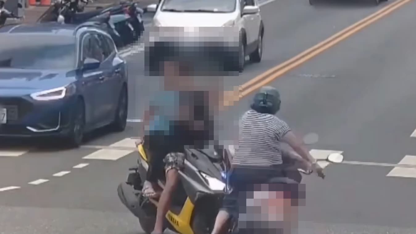 婦人邊騎車邊嗆聲罷免團體，下一秒撞上準備轉彎的對向來車。（翻攝畫面）