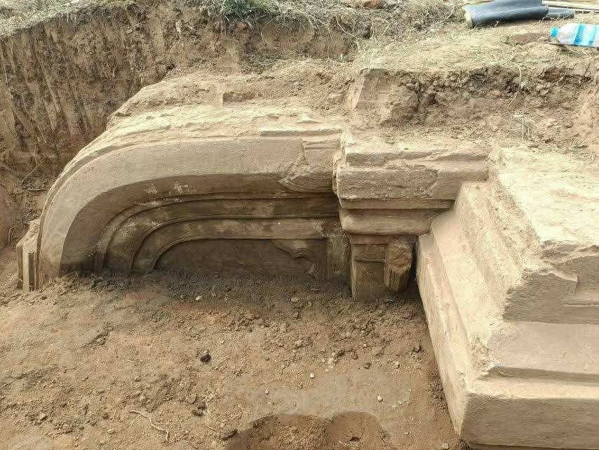 目前考古學家進行遺址挖掘，發現更多古代建築構件。（翻攝X@RjNol）
