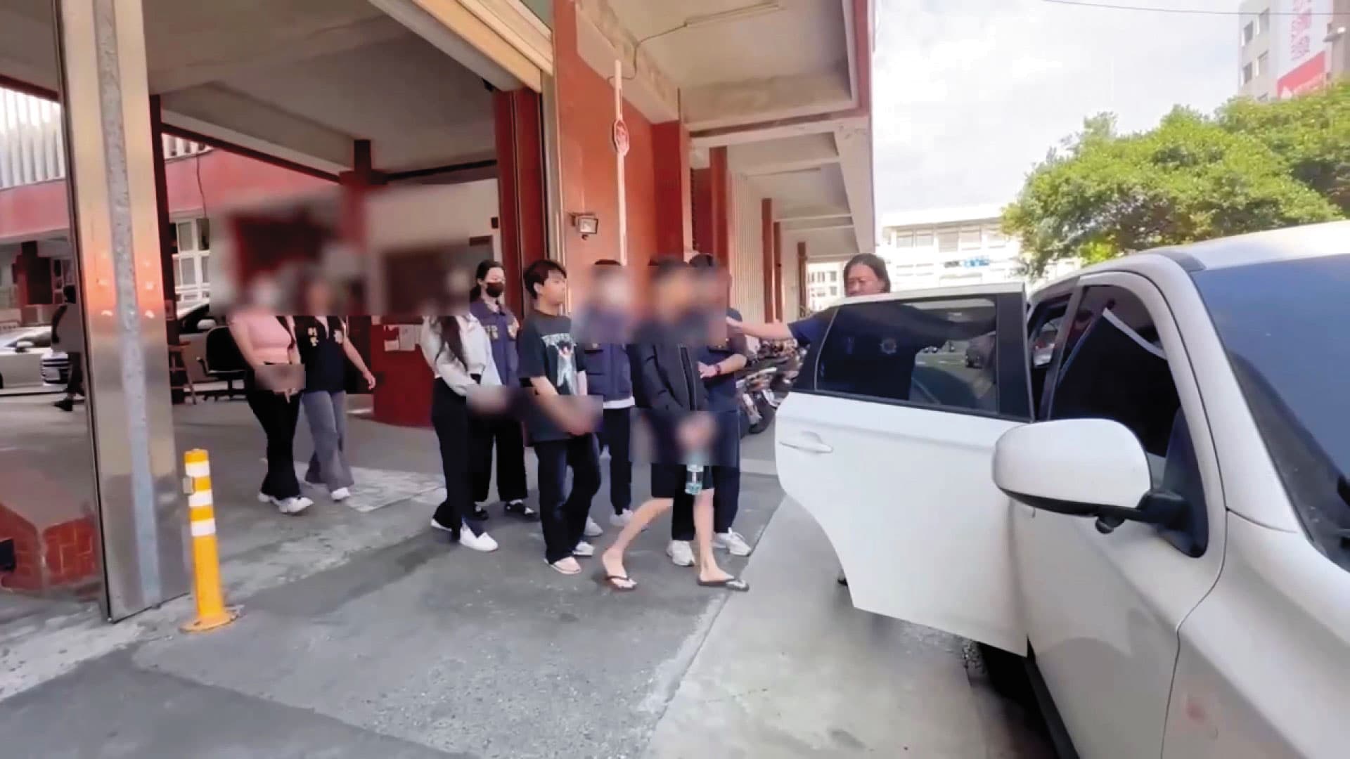 檢警從藏身高雄市區豪宅的水房基地逮捕多位共犯，懷疑還有漏網之魚，正全力偵辦中。（翻攝畫面）