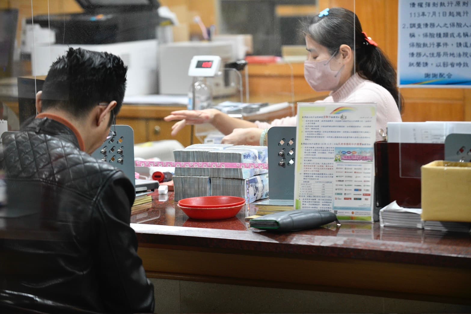 彭振聲在律師及家屬協同下繳交500萬元保釋金，台銀駐台北院檢人員進行點鈔。