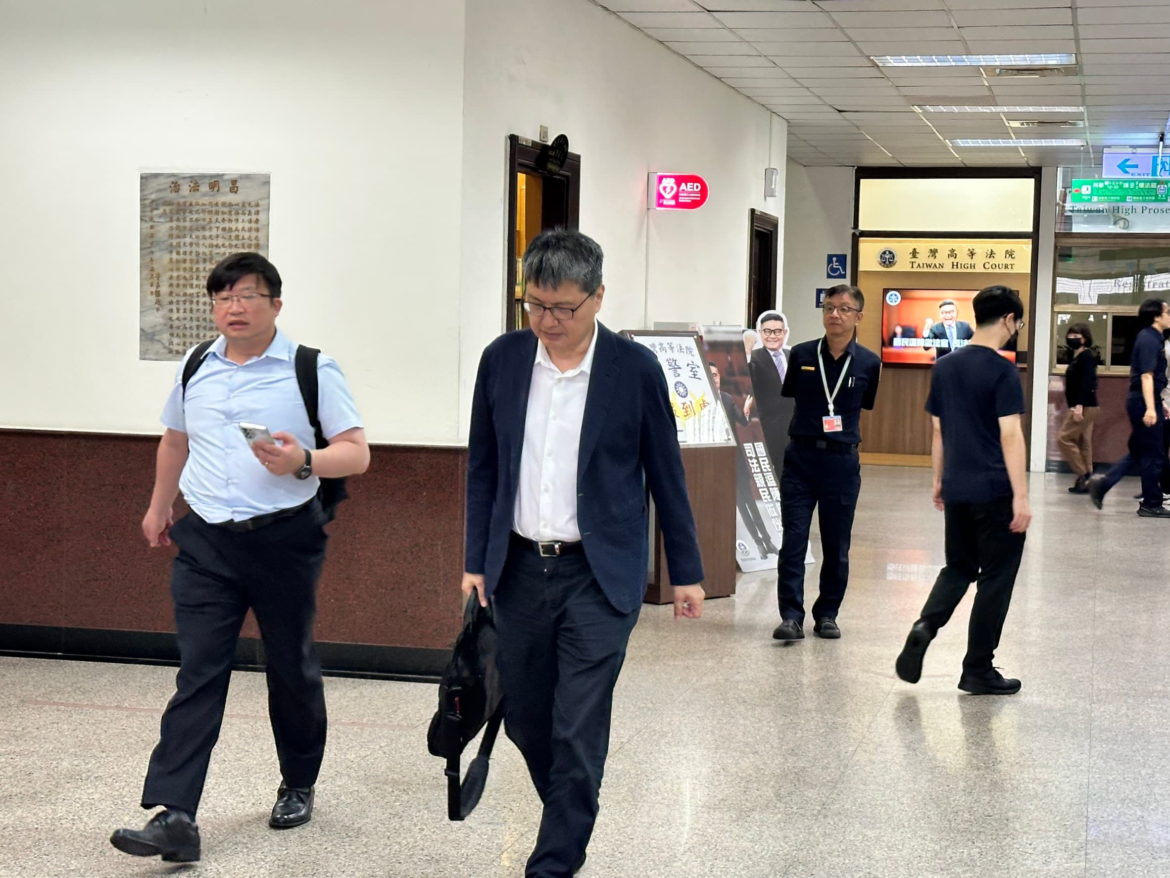 前檢察官李進誠（前排低頭者），擔任金管會檢查局局長時涉洩密友人放空勁永股票。