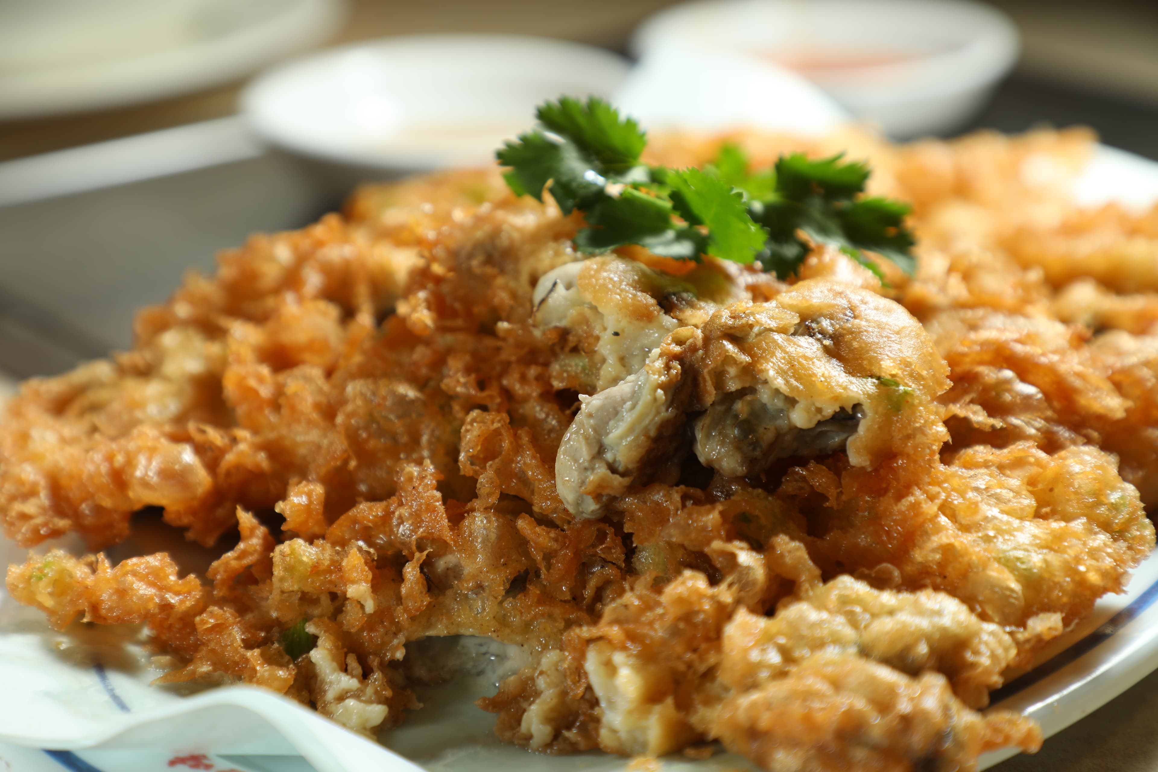 「潮州蠔餅」將牡蠣裹上麵衣油炸，酥脆不油膩。（港幣85元／份）