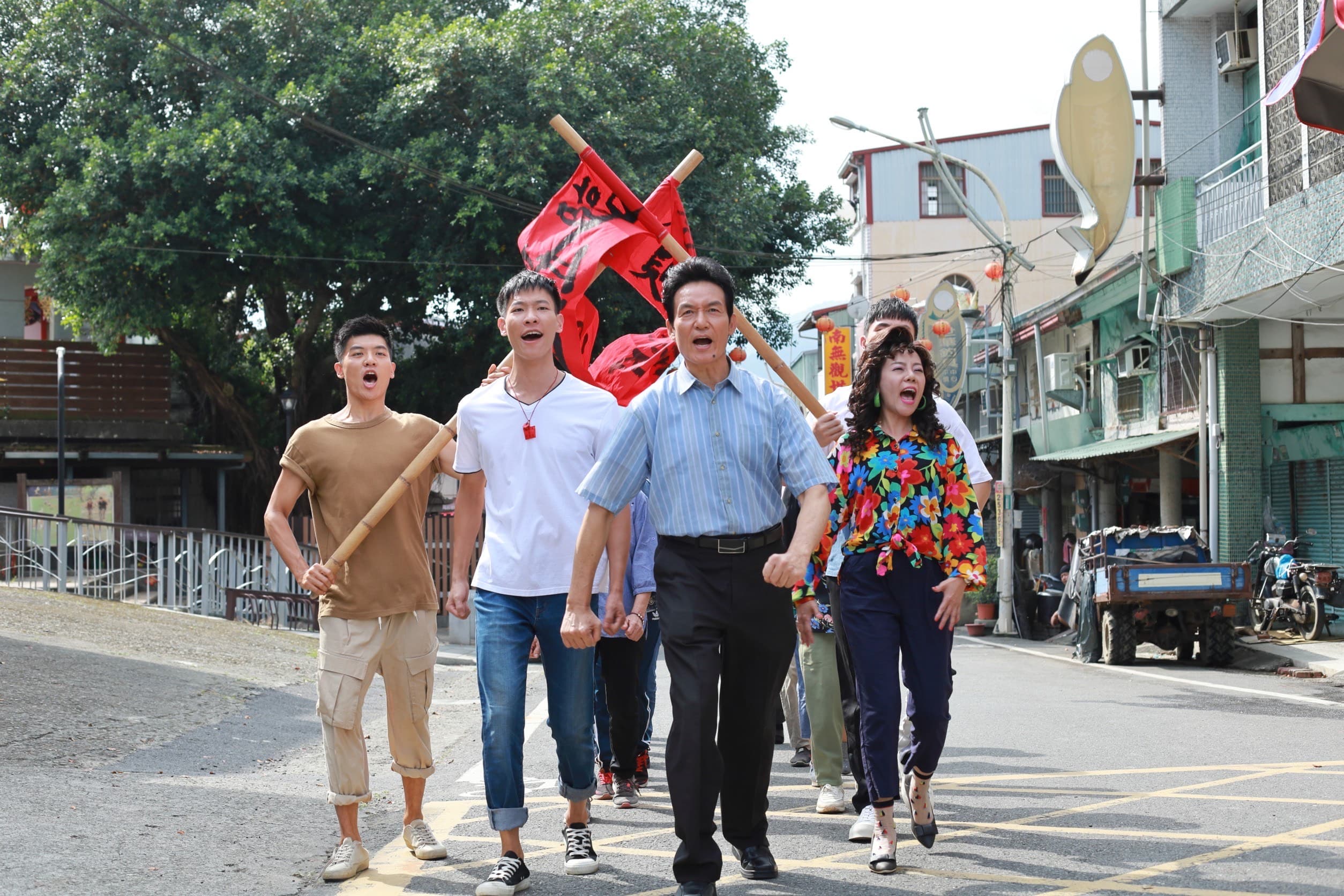 錦雯的半屏山、霍正奇的電棒捲頭原汁原味呈現鄉民風情。（大愛提供）