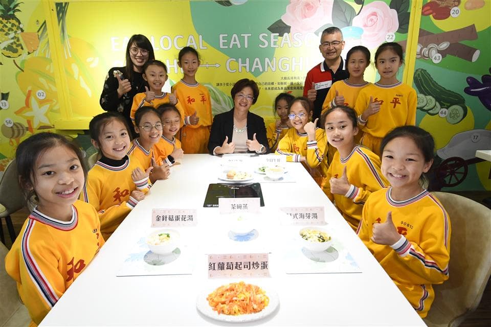 縣長王惠美與學童共餐，推動在地食材融入校園午餐。（圖／彰化縣政府提供）
