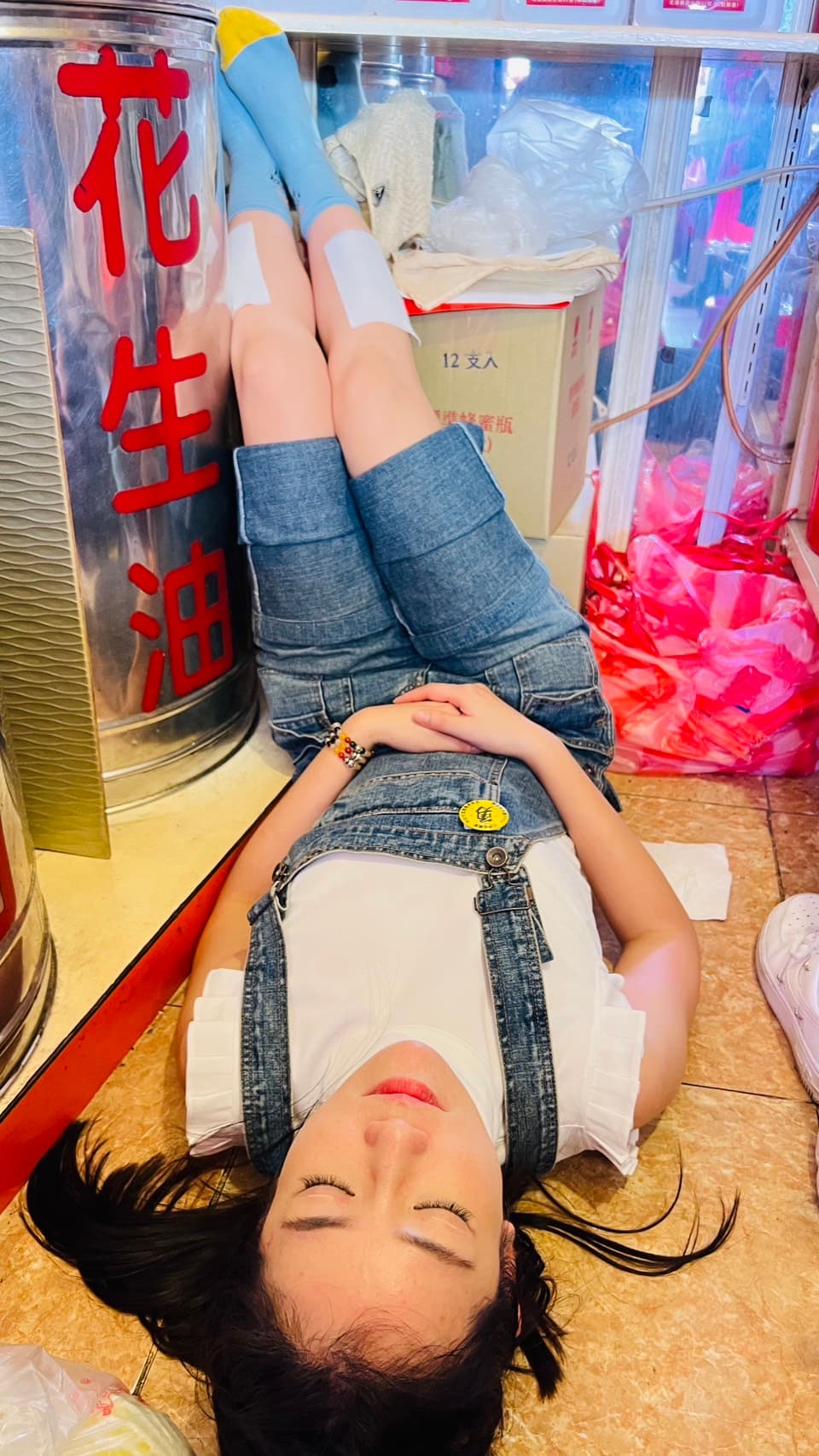 郭亞棠累到睡在北港麻油店。（民視提供）
