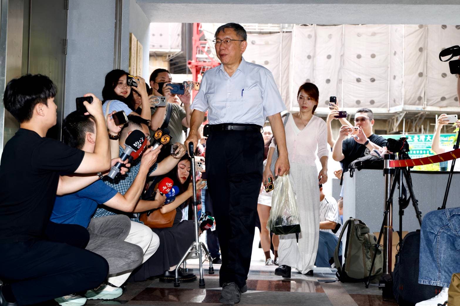 柯文哲今日拄著拐杖現身派出所。