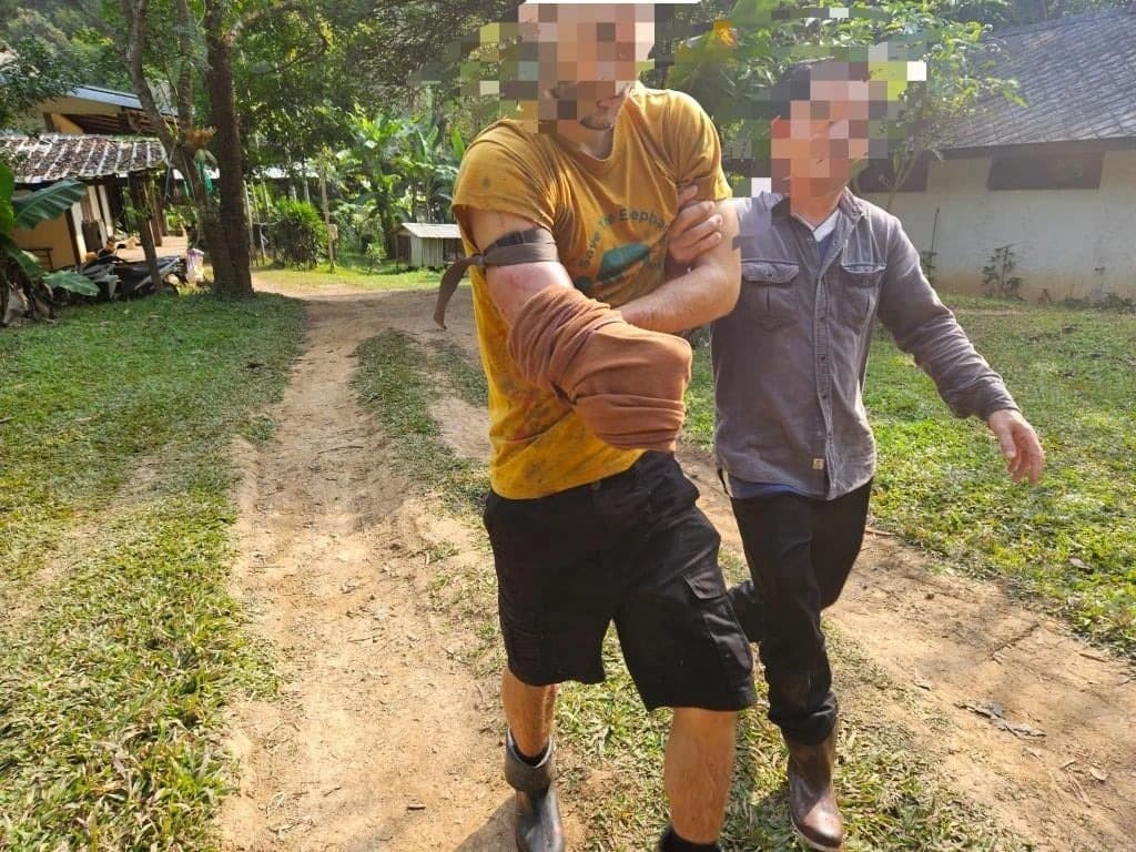 志工的右手自我斬斷，隨即被送往醫院急救。（翻自《中國報》）