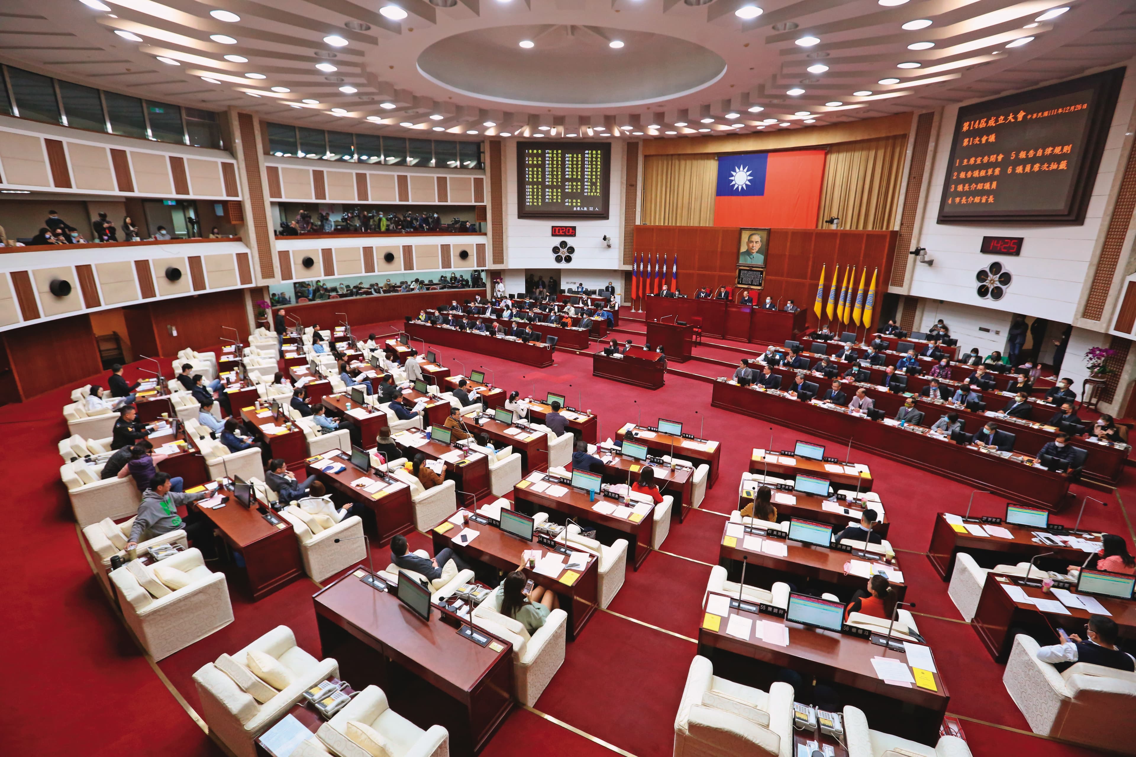 陳重文遭羈押禁見，卻還能在監獄遙控議員同仁代為質詢，顯示有勾串之虞。圖為北市議會。