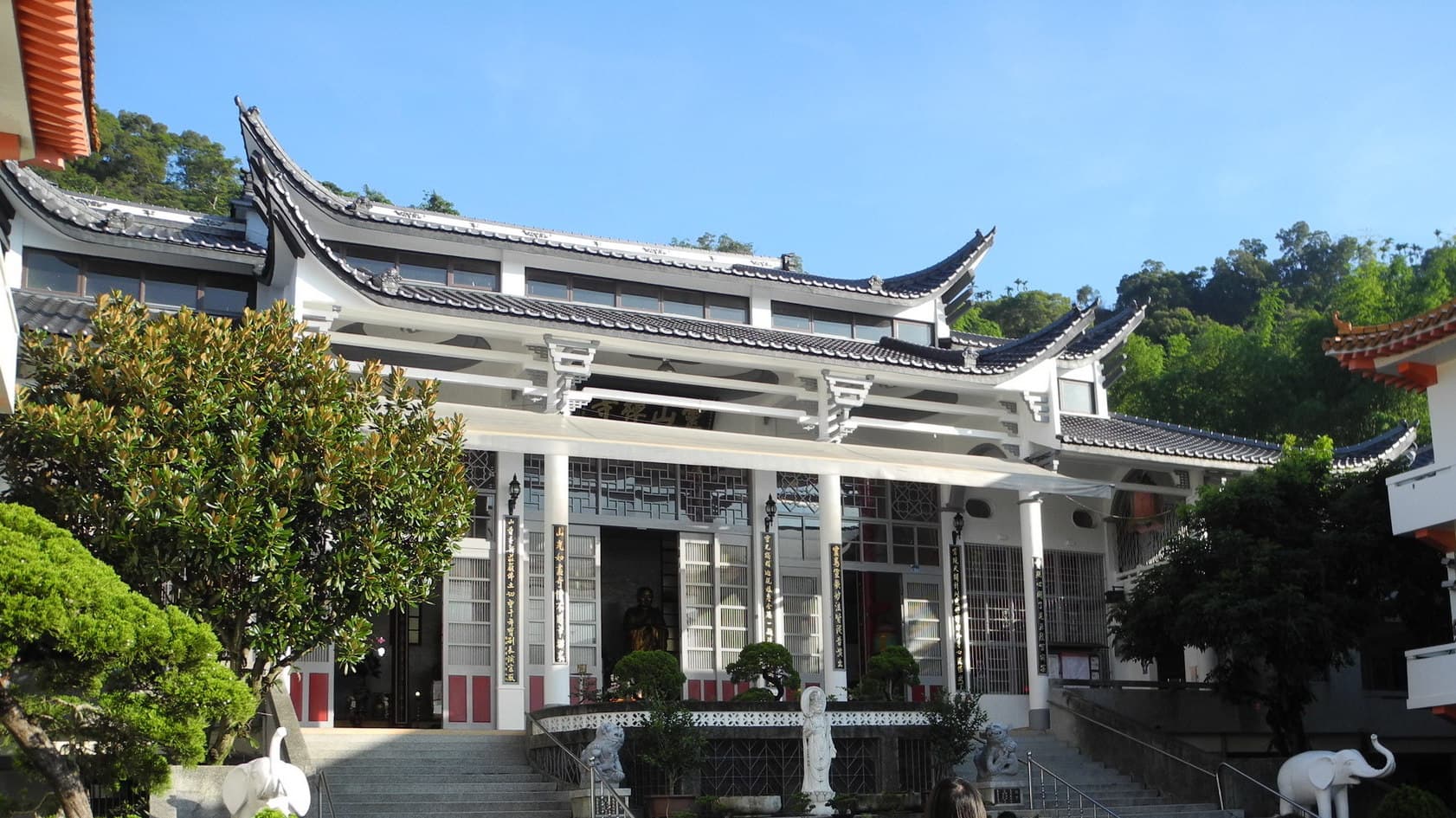 民眾指控，靈山禪寺因借場地給自救會舉辦焚化爐說明會，竟遭南投縣府連續開罰。（翻攝靈山禪寺臉書）