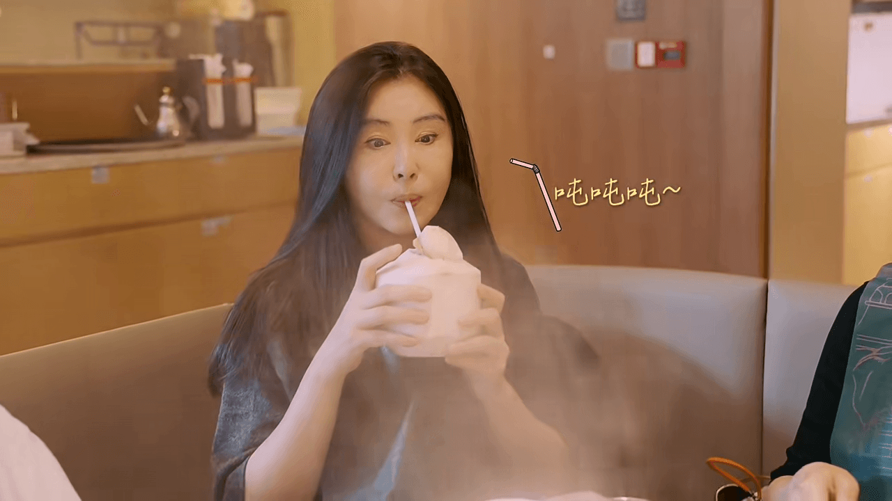 王祖賢吃泰式火鍋配椰子水，透露椰子水是她最喜歡的天然飲料。（翻攝王祖賢小紅書）