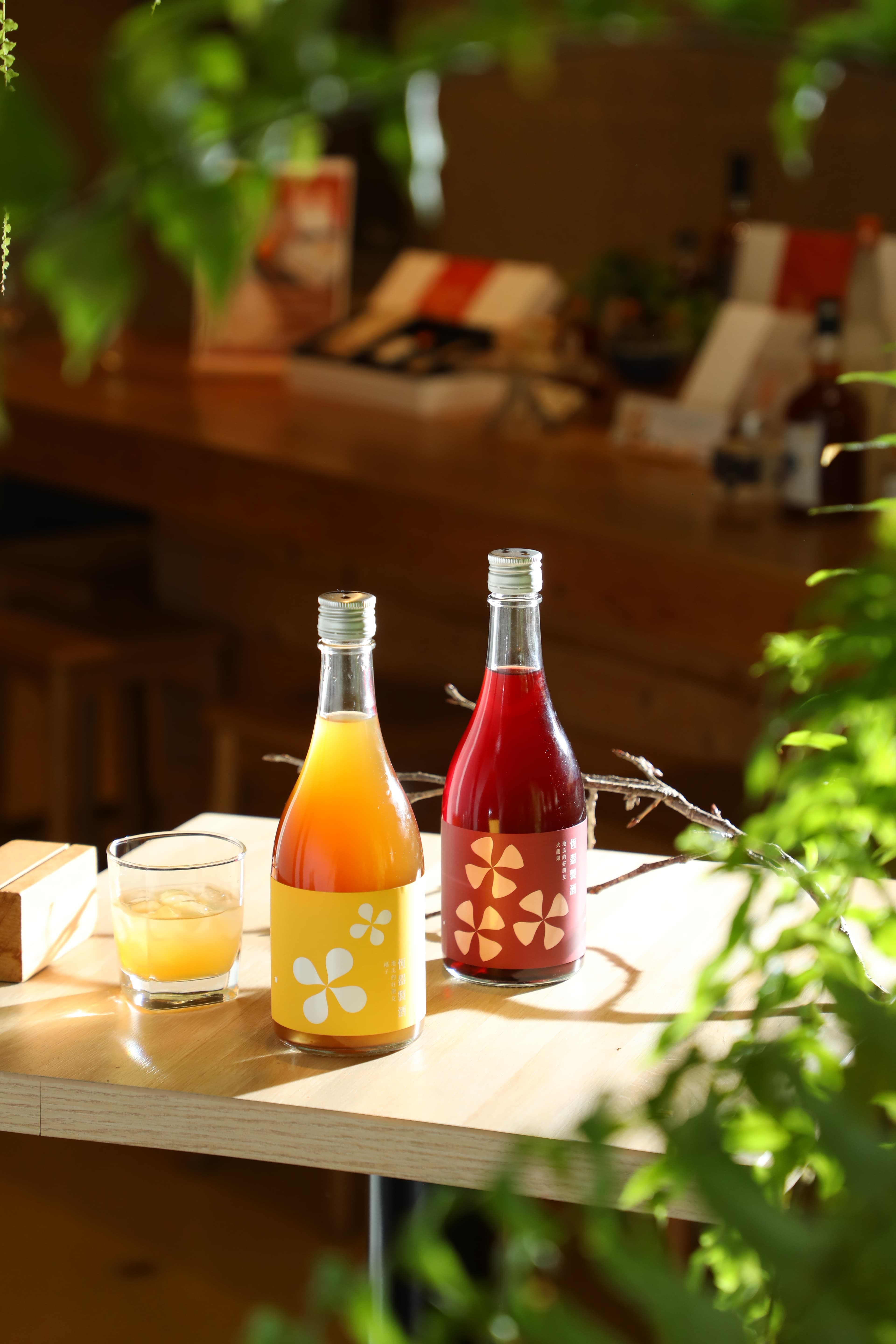 恆器的果實酒新品「地瓜的好朋友—橘子」（前）與「地瓜的好朋友—火龍果」，都很適合加冰飲用。（皆680元／瓶）