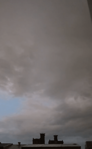 天空打雷像戰場！嘉義凌晨暴雨電閃雷鳴，颱風後災民崩潰：「連夜沒睡。」（翻攝自臉書 嘉義綠豆大小事）