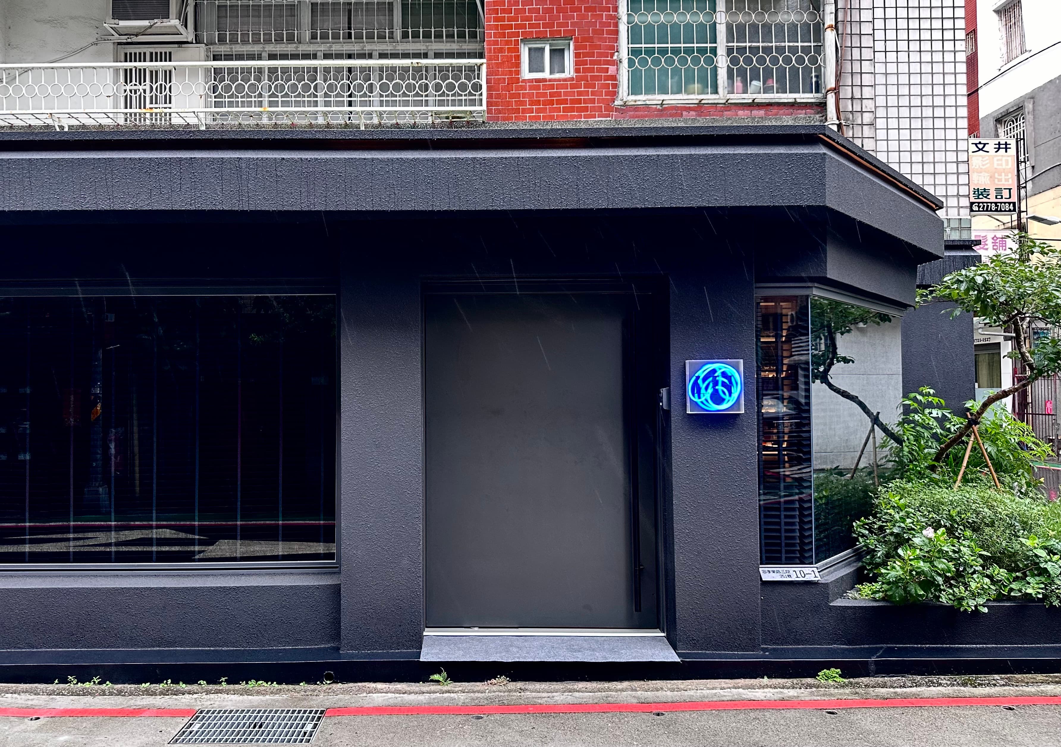 「LIT TAIPEI」隱身於台北大安區的黑色建築中，更增添神祕氛圍。