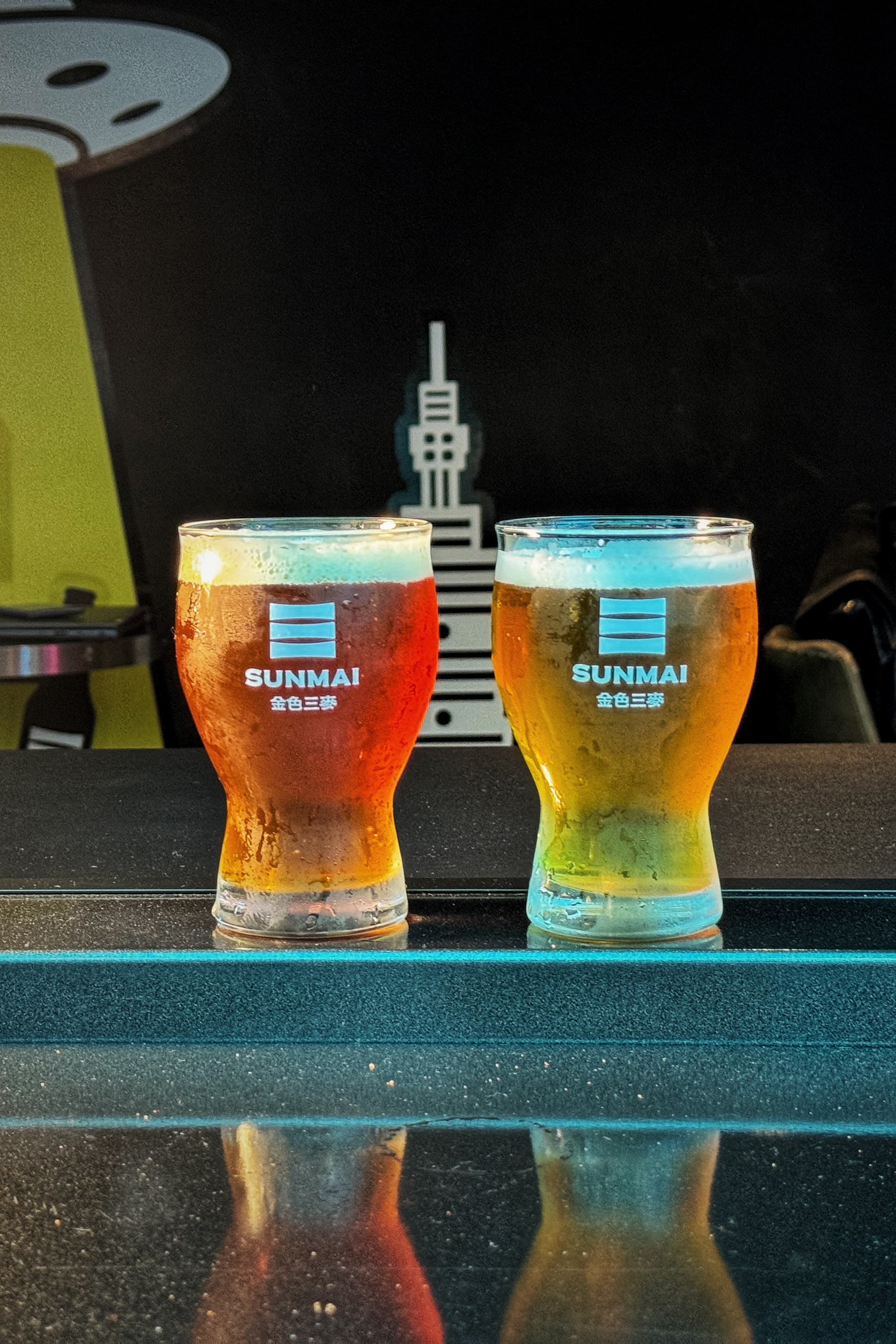 充滿啤酒花香的「葡萄柚IPA」（右）與高度數的「極烈」（左）啤酒，是來到金色三麥的必嘗酒款。（皆180元／杯）
