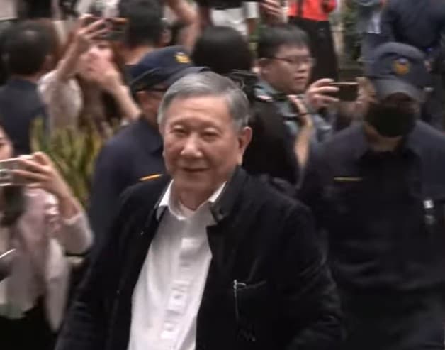 沈慶京自行走入法院。