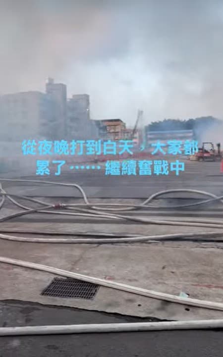 北市大安區樂業街與嘉興街口工地地下室昨晚發生火警，逾百名逾百名警消人員趕赴現場灌救，民眾黨議員兼義消的張志豪也投入支援到天亮。（翻攝自FB@台北市議員 張志豪）
