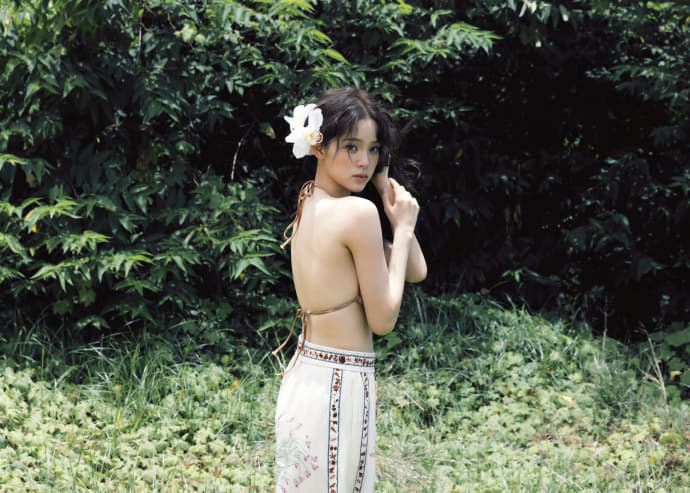 歐陽娜娜側身拍照露出光滑裸背。（翻攝微博）