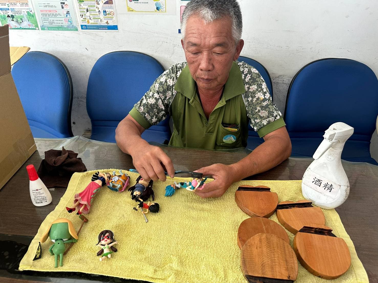 梧棲區清潔隊收集外觀及功能正常的玩具公仔，結合用廢棄家具拆解的木料製成的原木手機座，製成造型手機座。（台中市環保局提供）