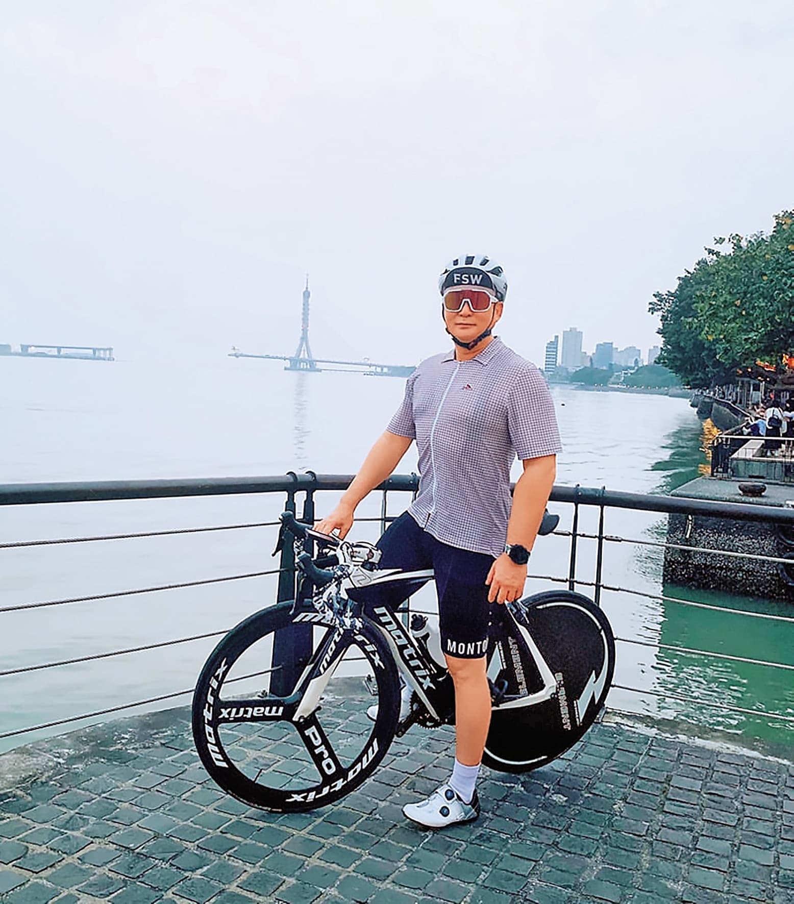 洪毛近年熱愛騎車，去年還完成鐵人三項賽事，自認身體健康。（翻攝自洪毛IG）