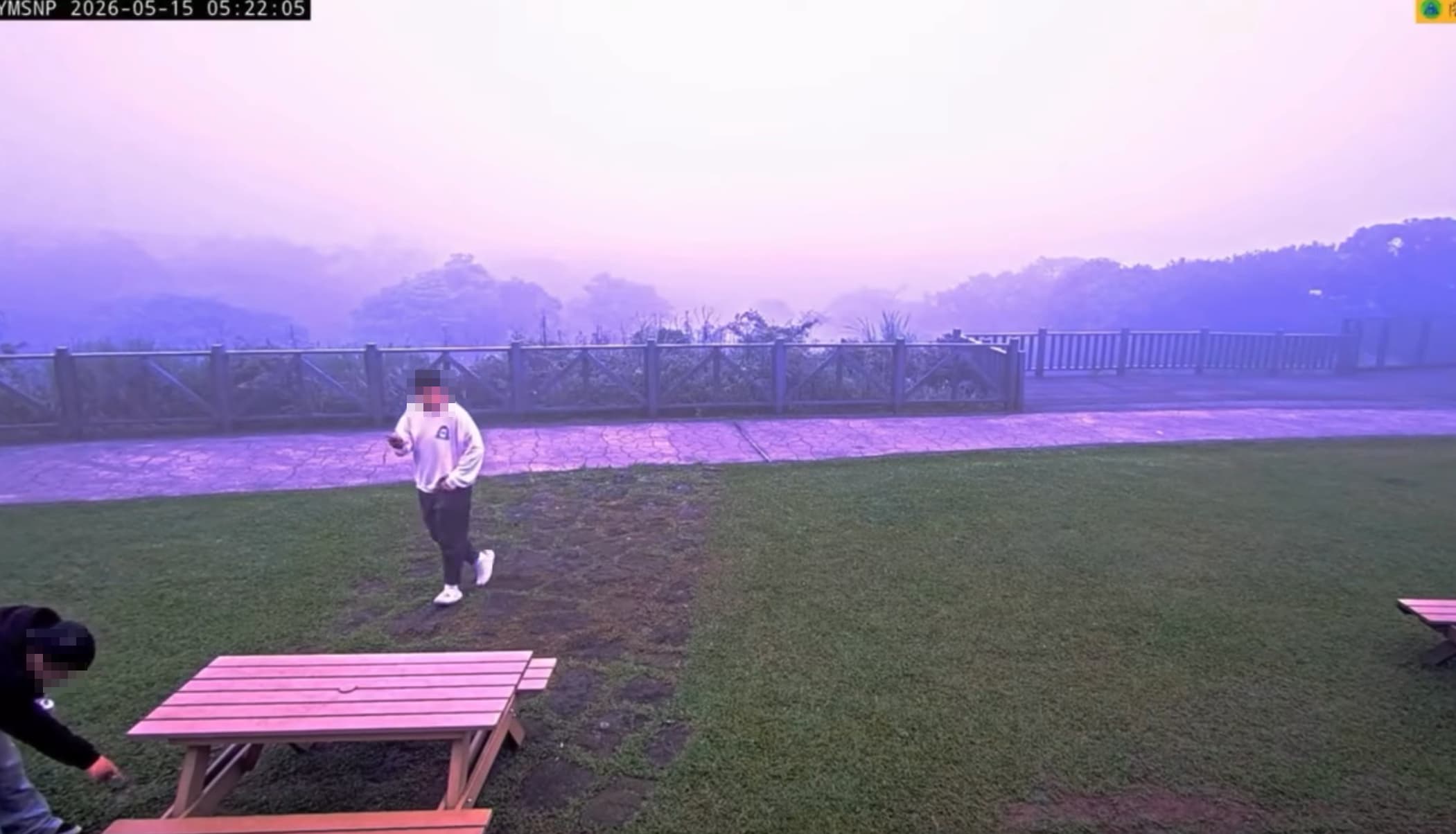 有網友天一亮就來到活春宮第一現場朝聖。（翻攝YT「陽明山國家公園管理處INFO」）
