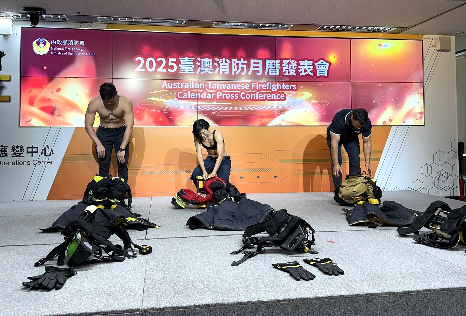 行政院國搜中心搜救官周佩儒（中）參與消防衣著裝比賽，是會場中唯一的女性。（消防署提供）