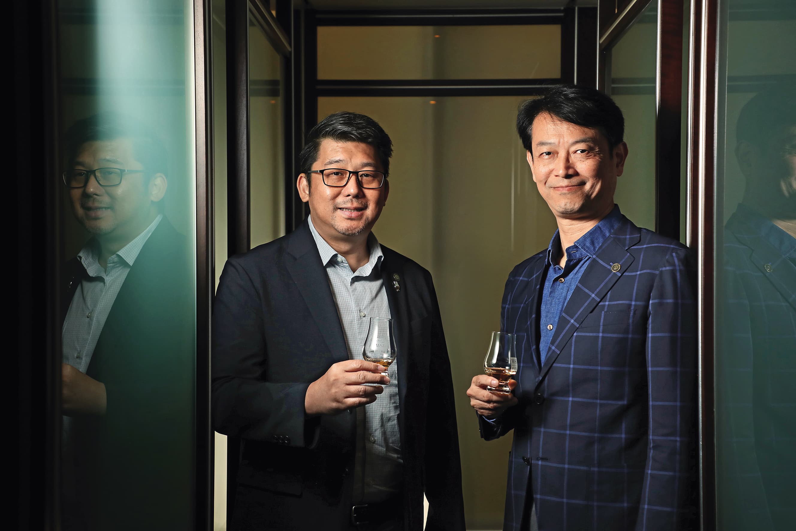 社長島岡高志（右）與首席調酒師張郁嵐（左）一人負責管理、一人主掌技術，是酒廠的最佳拍檔。