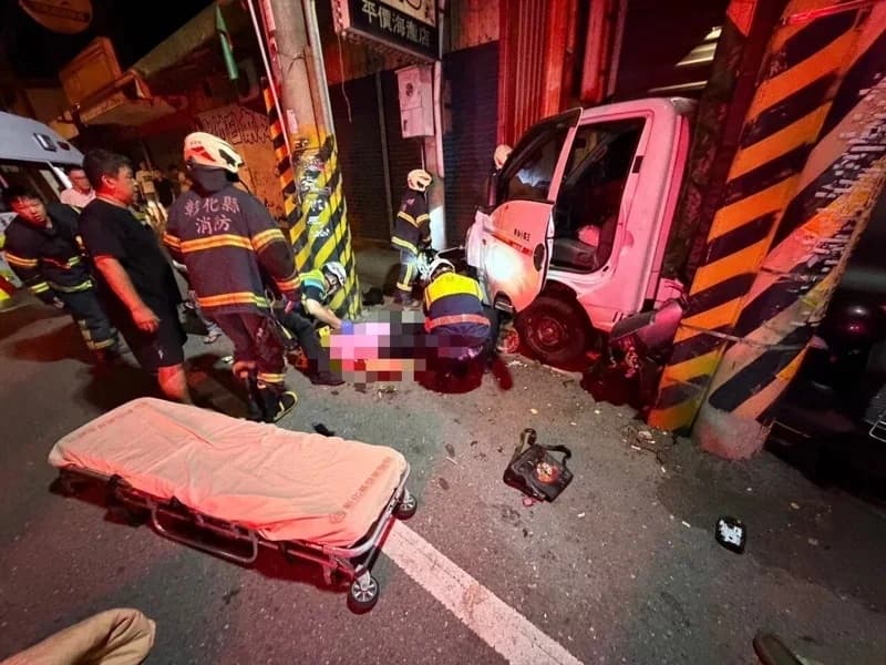 一輛小貨車疑似司機毒駕，失控撞進彰化市彰南路三段小火鍋店，共造成2死2傷。（翻攝畫面）