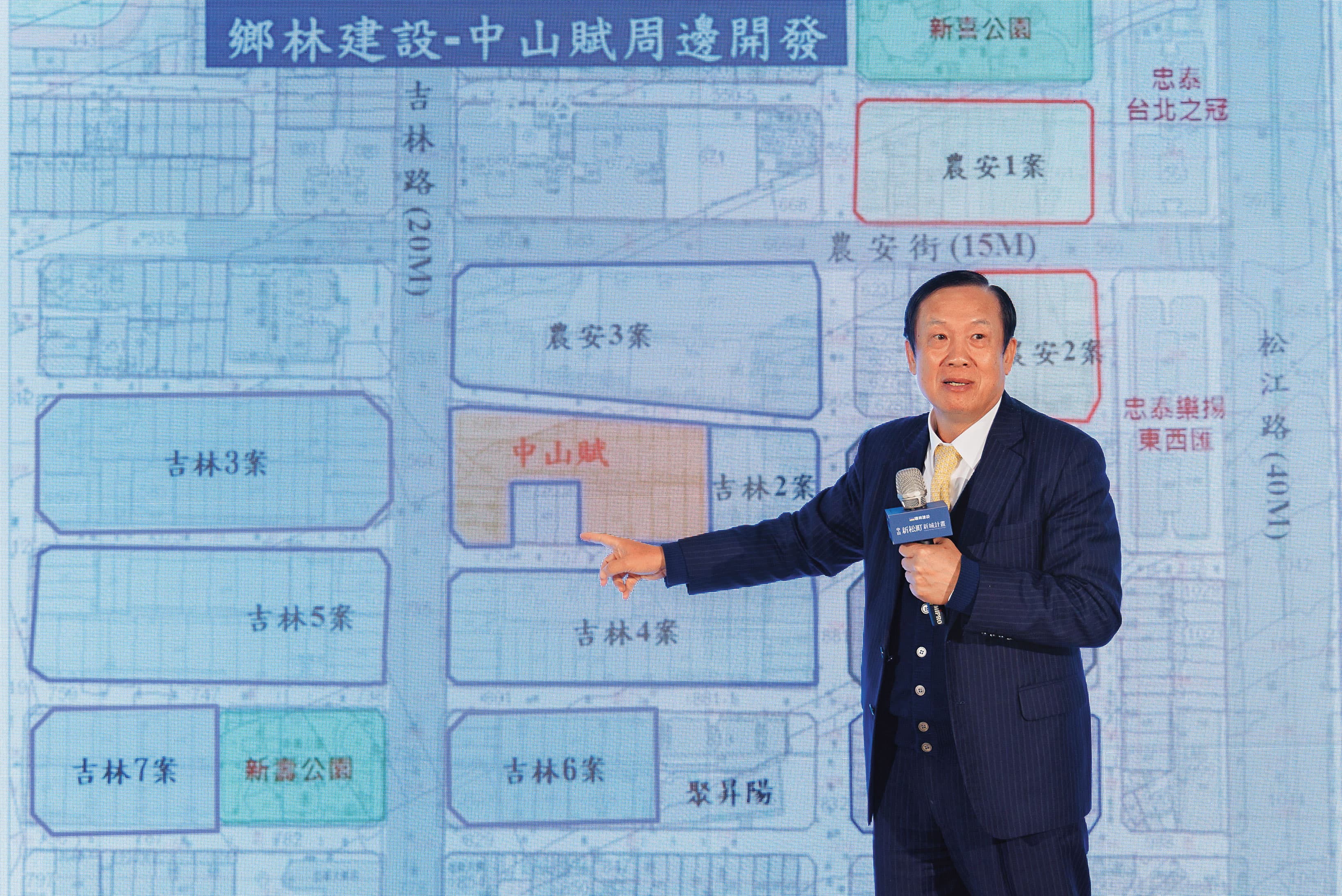 賴正鎰指著地圖，透露下一個推出的是「吉林4案」，目前同意戶比例已達8成。（鄉林提供）